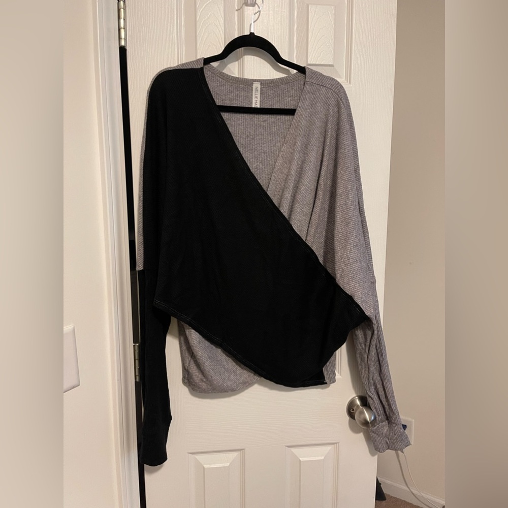 NWOT Black / Gray Nellie Mae Color-Blocked Surplice Top Size 2X.